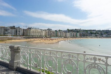 La Concha plajı, gezinti güvertesinden görüldü. Arka planda Monte Igueldo ve Urgull. İspanya 'da yaz tatili