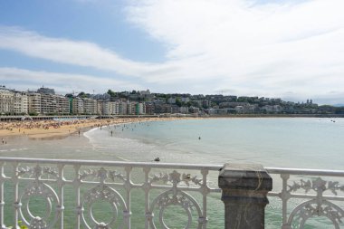 Deniz Burnu, La Concha plajı, gezinti güvertesinden görüldü. Arka planda Monte Igueldo ve Urgull. İspanya 'da yaz tatili
