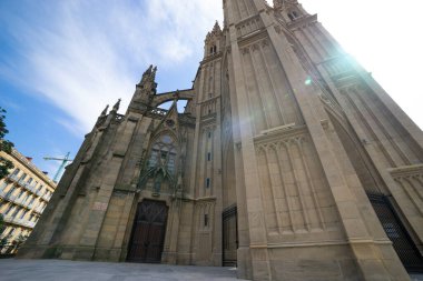 Neo-gotik tepeleri olan ana kule. İspanya 'nın Bask Bölgesi, San Sebastian şehrindeki Buen Pastor Katedrali.