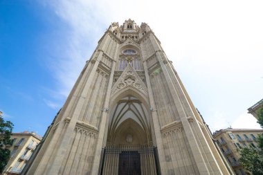 Neo-gotik tepeleri olan ana kule. İspanya 'nın Bask Bölgesi, San Sebastian şehrindeki Buen Pastor Katedrali.