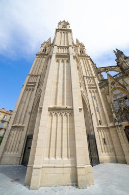 Neo-gotik tepeleri olan ana kule. İspanya 'nın Bask Bölgesi, San Sebastian şehrindeki Buen Pastor Katedrali.