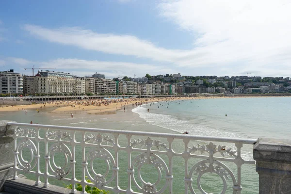 Turizm. La Concha plajı, gezinti güvertesinden görüldü. Arka planda Monte Igueldo ve Urgull. İspanya 'da yaz tatili
