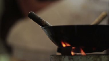 ahşap bir brülör soba, geleneksel Geçitin boyama batik kumaş tarafından ısıtmalı sıcak balmumu wok canting geleneksel Endonezya batik bir portre görüntüleri