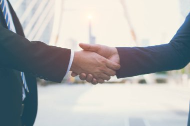 İki emin işadamı el. Başarılı iş ortakları. Müzakere iş. İş adamı ve zevk Workmate çalışma ile mutlu. Toplantı bittikten.