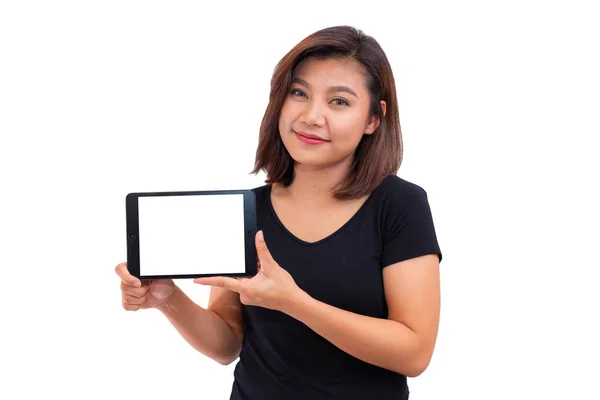 Tablet bilgisayar tutan Genç Asyalı kadın siyah saçlı. Boş ekran dijital tablet bilgisayar Pc mutlu gülümseme beyaz arka plan üzerinde izole kullanan kadın. Talihliler, taze, Excited, gösteren tablet.