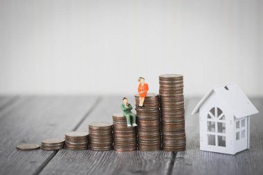 Minyatür insanlar küçük rakam sit sikke para yığını adım modeli beyaz ev, gayrimenkul yatırım ve house mortgage mali kavramı, büyüme büyüyen kadar eve korumak, sigorta. Kopya alanı ile.