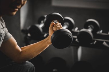 Uygun genç el Beyaz büyük kas spor içinde kapatın. Genç adam bir spor salonunda bir egzersiz dersi sırasında dumbbell tutarak. Sağlıklı spor yaşam tarzı, Fitness kavramı.