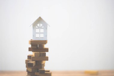 Model beyaz ev ahşap blok üzerinde. Yatırım risk ve belirsizlik Emlak Konut piyasası. Gayrimenkul yatırım ve ev mali kavramı mortgage. metniniz için kopya alanı ile.