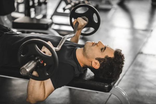 Fit Caucasiano Bonito Jovem Grande Músculo Sportswear Jovem Segurando Halteres — Fotografia de Stock