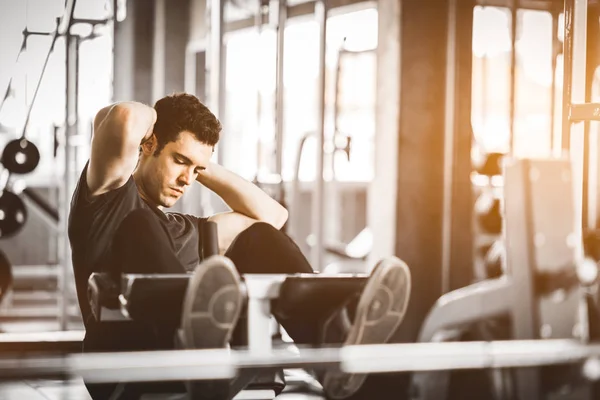 Belo Homem Caucasiano Sentou Máquina Fato Desportivo Jovem Sentar Exercício — Fotografia de Stock