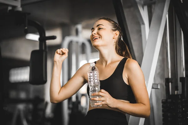 Fitte Junge Frau Kaukasischen Sitzen Und Ausruhen Nach Dem Training — Stockfoto