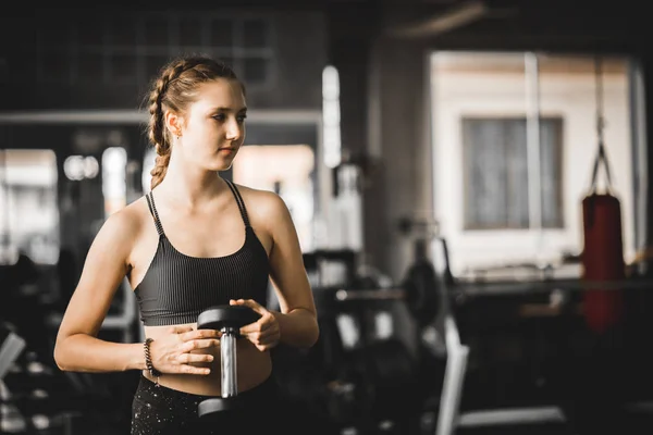 Die Schöne Junge Frau Posiert Kaukasisch Sportkleidung Vor Der Kamera — Stockfoto