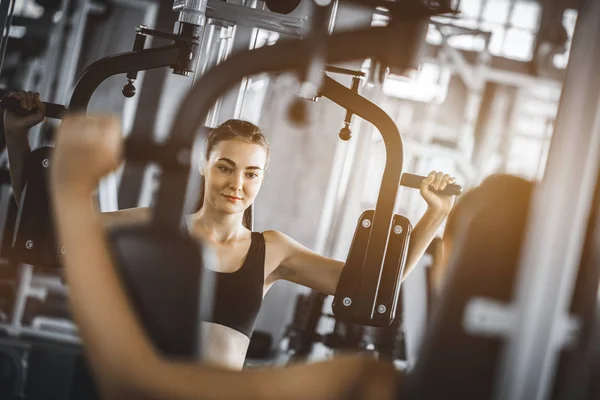 Ajuste Belo Exercício Jovem Mulher Máquina Ginásio Ainda Bem Que — Fotografia de Stock