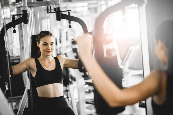 Güzel Genç Kadın Egzersiz Egzersiz Jimnastik Salonu Makinedeki Uygun Memnun — Stok fotoğraf