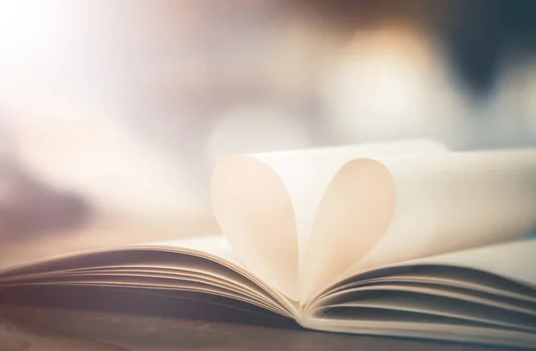 Sevgililer günü aşk kavramı. Sinema sesi kitabı sayfası süslemek için kalp şekli arka plan bulanık ahşap tablo.