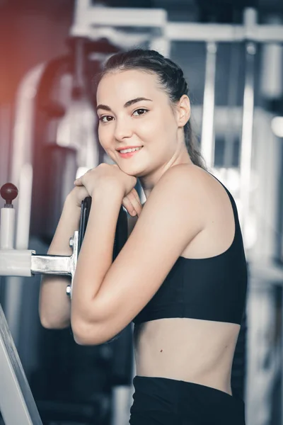 Fit Schöne Junge Frau Trainieren Workout Auf Dem Gerät Der — Stockfoto