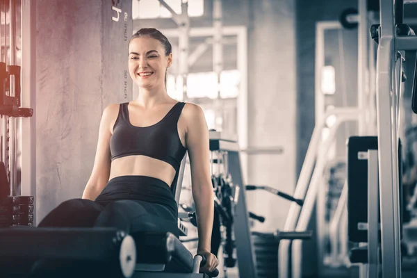 Ajuste Belo Exercício Jovem Mulher Máquina Ginásio Ainda Bem Que — Fotografia de Stock