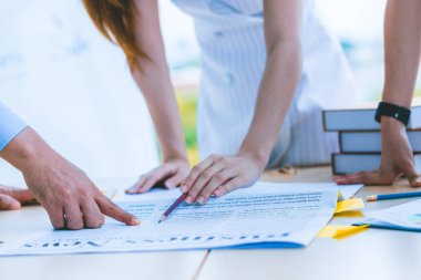 El modern iş danışmanı çözümlemek ve toplantı odasında gazetesi durumu görüşmek üzere toplantı kapatın. İş stratejisi, pazarlama, analiz, iş büyüme için ve başarılı beyin fırtınası kavramı.