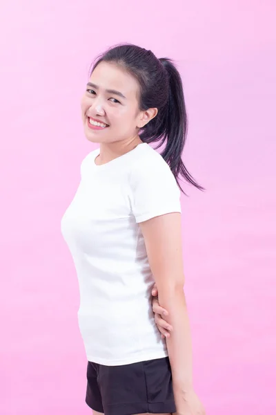 Retrato Feliz Jovem Asiático Mulher Isolado Rosa Fundo — Fotografia de Stock