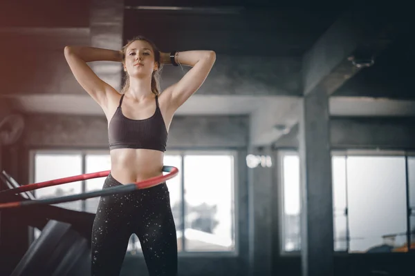 Schöne Kaukasische Junge Frau Beim Hula Hoop Reifen Schritttaille Der — Stockfoto