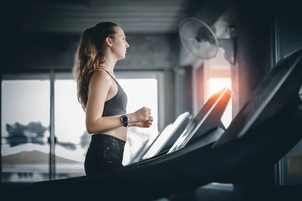 Připevněte Mladá Žena Kavkazský Běží Stroji Treadmill Cvičení Tělocvičně Rád — Stock fotografie