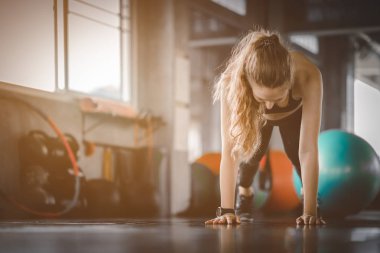 Portre genç çekici sağlıklı kadın vücut eğrisi fitness Push ups egzersiz egzersiz topu içinde jimnastik salonu ile yapıyor. İnsanlar güzellik mükemmel vücut ince fitness kız. Özgürlük mutlu ve yaşam tarzı sağlık kavramı rahatla. kopya alanı ile.