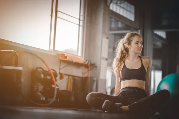 Portrét Mladé Atraktivní Zdravá Žena Tělo Křivky Fitness Dělat Cvičení — Stock fotografie