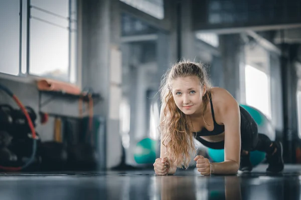 Portrét Mladé Atraktivní Zdravá Žena Tělo Křivky Fitness Dělá Push — Stock fotografie