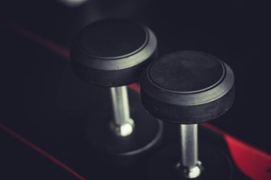 Sağlıklı, spor, yaşam tarzı, Fitness kavramı. Spor salonu ve halter ağırlık antrenmanı ekipmanı üzerinde spor giyim.