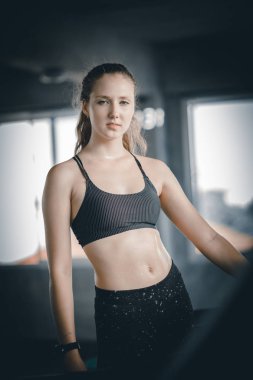 Beyaz yakışıklı genç ve büyük kas spor içinde uygun. Genç adam bir spor salonunda bir egzersiz dersi sırasında dumbbell tutarak. Sağlıklı spor yaşam tarzı, Fitness kavramı.