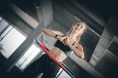Güzel beyaz genç kadının adım bel ileriye doğru duruş doldurma hula hoop yapması. Genç kadın bir spor salonunda bir egzersiz dersi sırasında hula hoop yapıyor. Sağlıklı spor yaşam tarzı, Fitness, sağlıklı kavramı.