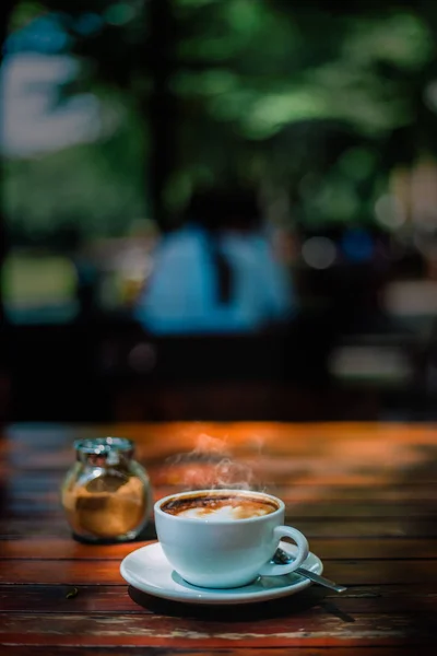 Forró Tejeskávé Cappuccino Spirál Hab Fából Készült Asztal Kávézó — Stock Fotó