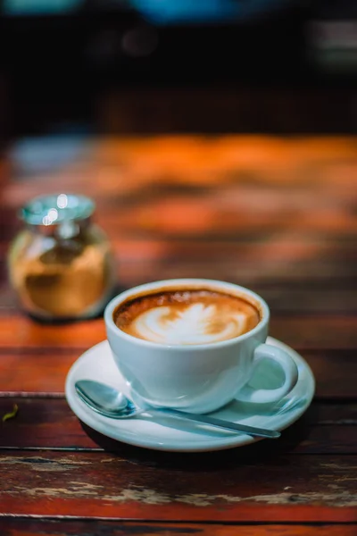 Kuuma Kahvi Latte Cappuccino Kierre Vaahto Puinen Pöytä Kahvilassa Vintage — kuvapankkivalokuva