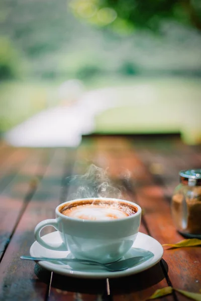 Forró Tejeskávé Cappuccino Spirál Hab Fából Készült Asztal Kávézó Kávézó — Stock Fotó