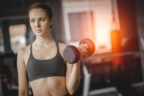 Die Schöne Junge Frau Posiert Kaukasisch Sportkleidung Vor Der Kamera — Stockfoto