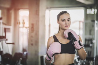 Güzel kadın boksör büyük kum torbası egzersiz sınıfında bir jimnastik salonu isabet uygun. Doğrudan yapma boksör kadın dinamik hareket vurdu. Sağlıklı, spor, yaşam tarzı, Fitness, egzersiz kavramı. Kopya alanı ile.