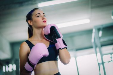 Güzel kadın boksör büyük kum torbası egzersiz sınıfında bir jimnastik salonu isabet uygun. Doğrudan yapma boksör kadın dinamik hareket vurdu. Sağlıklı, spor, yaşam tarzı, Fitness, egzersiz kavramı. Kopya alanı ile.