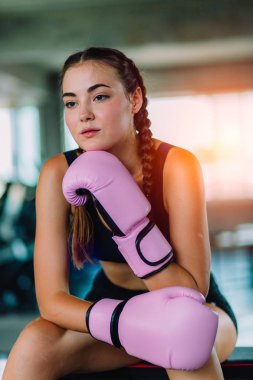 Güzel ve genç birbayan muay Taylandlı boksör egzersiz dersi bir spor salonunda uygun. Sağlıklı, spor, yaşam tarzı, Fitness, egzersiz kavramı. Kopya alanı ile.