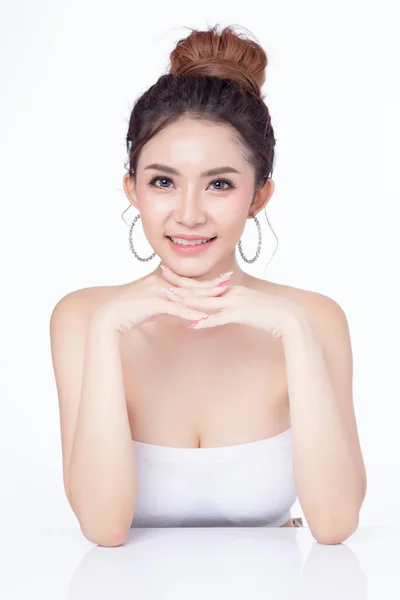 Retrato Mulher Asiática Atraente Sentado Sorrindo Fundo Branco Mulher Pele — Fotografia de Stock