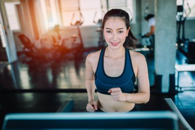 Koşu parkuru çekici spor kadın. Sağlıklı, spor, yaşam tarzı, Fitness kavramı.