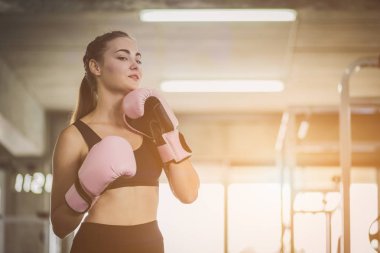 Güzel kadın boksör büyük kum torbası egzersiz sınıfında bir jimnastik salonu isabet uygun. Doğrudan yapma boksör kadın dinamik hareket vurdu. Sağlıklı, spor, yaşam tarzı, Fitness, egzersiz kavramı. Kopya alanı ile.