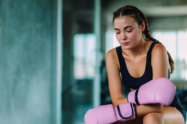 Fit Schöne Junge Frau Muay Thai Boxer Turnstunde Einem Fitnessstudio — Stockfoto