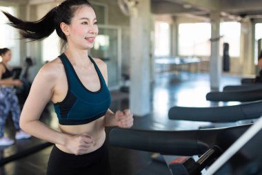 Yan görünüm çekici kadınlar koşu parkuru üzerinde spor. Sağlıklı, spor, yaşam tarzı, Fitness kavramı.