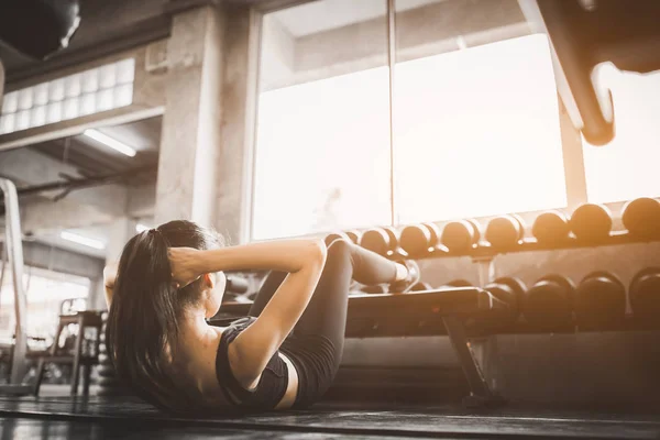 Portret Jonge Aantrekkelijke Gezonde Vrouw Lichaamscurve Fitness Doen Sit Oefeningen — Stockfoto