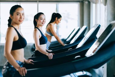 Bir grup sağlıklı ve çekici sporcu kadın koşuyor.