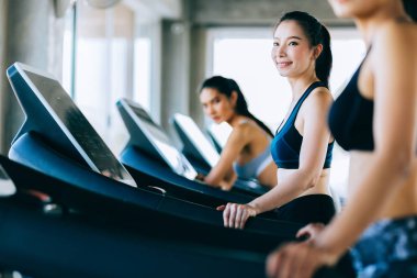 Bir grup sağlıklı ve çekici sporcu kadın koşuyor.