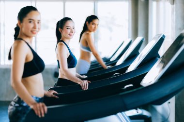 Bir grup sağlıklı ve çekici sporcu kadın koşuyor.