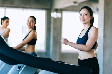 Bir grup sağlıklı ve çekici sporcu kadın koşuyor.