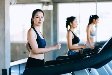 Bir grup sağlıklı ve çekici sporcu kadın koşuyor.