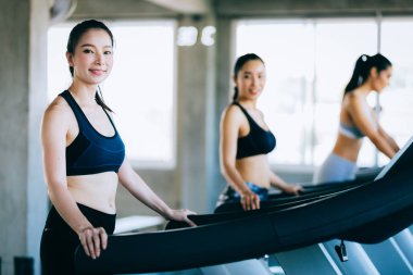 Koşu parkurundaki sağlıklı çekici spor kadınlarından oluşan bir grup. Sağlıklı, spor, yaşam tarzı, spor salonu konsepti.